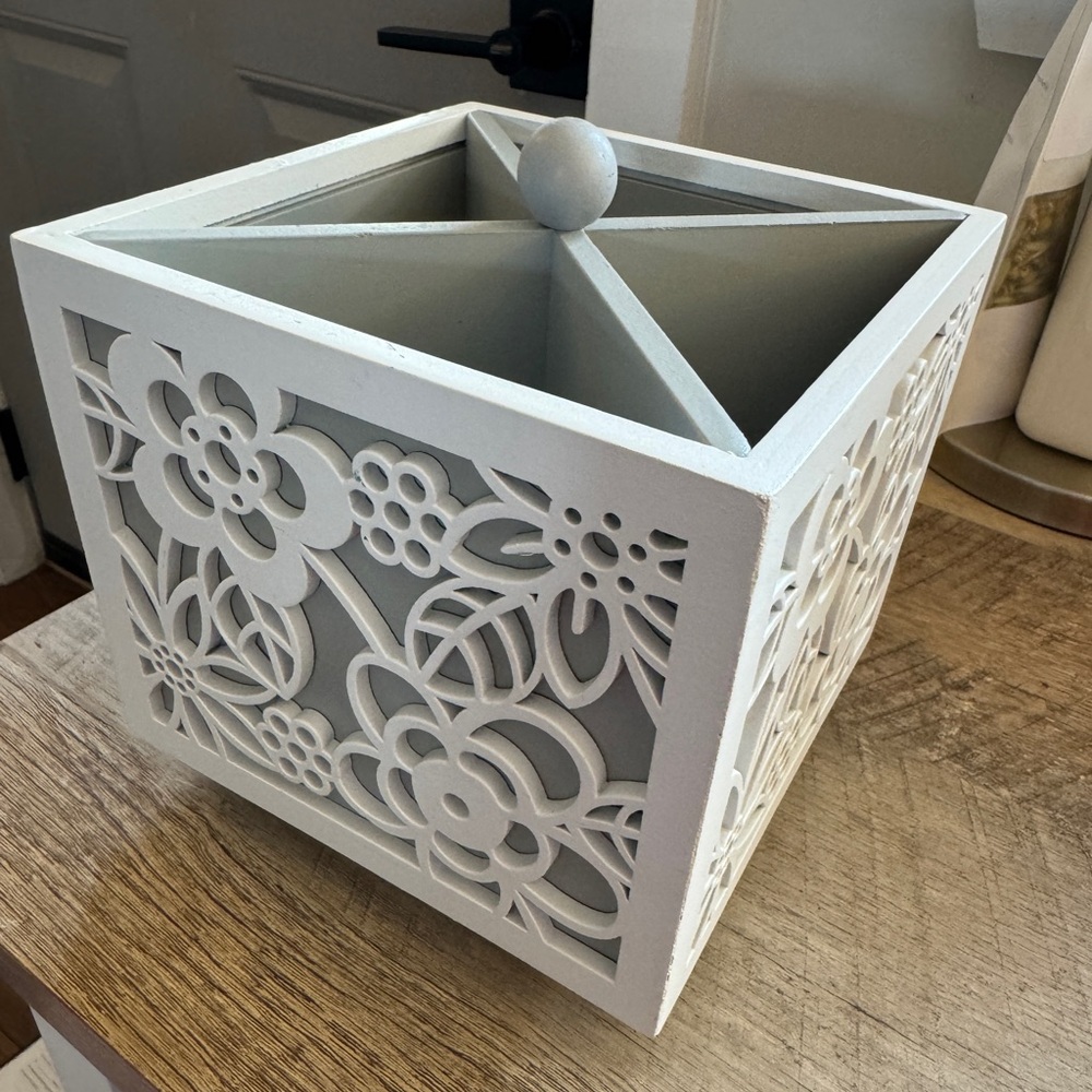 NWT Decorative spinning, Pen/Pencil holder